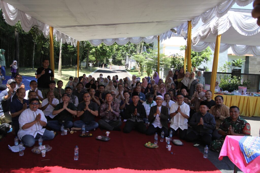 Hangatnya Kebersamaan di Bogor View 2: Dari Lantunan Ayat Suci Warga Yaman hingga Penghargaan Anak Berprestasi" whatsapp image 2026 04 12 at 13.28.09