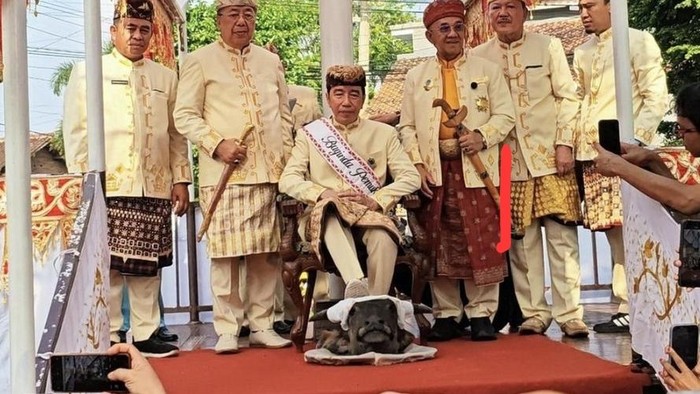 jokowi injak kepala kerbau 1782711073640 169